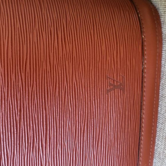 Louis Vuitton Lussac Epi Leather Shoulder Bag w/COA included - Picture 2 of 12